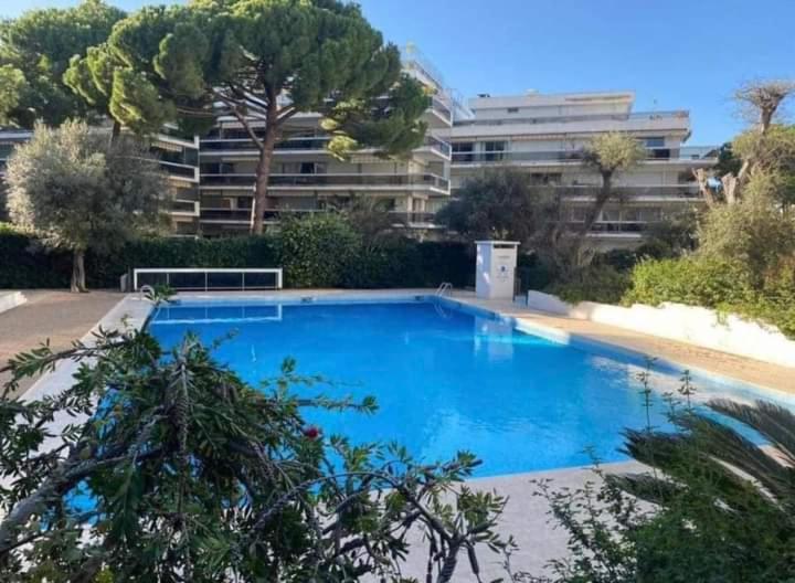 Juan Les Pins Tanit Le Gebal Studio Climatise Vue Sur Mer Piscine Антиб Экстерьер фото